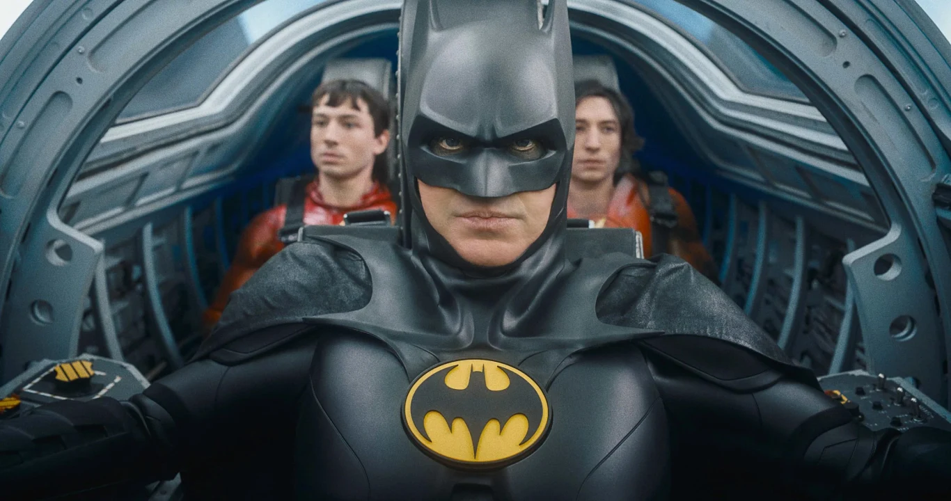 Ezra Miller i Michael Keaton w scenie z filmu "Flash"
