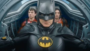 Ezra Miller i Michael Keaton w scenie z filmu "Flash"