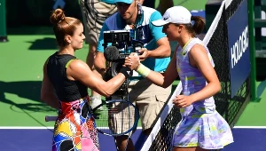 Maria Sakkari (z lewej) i Iga Świątek