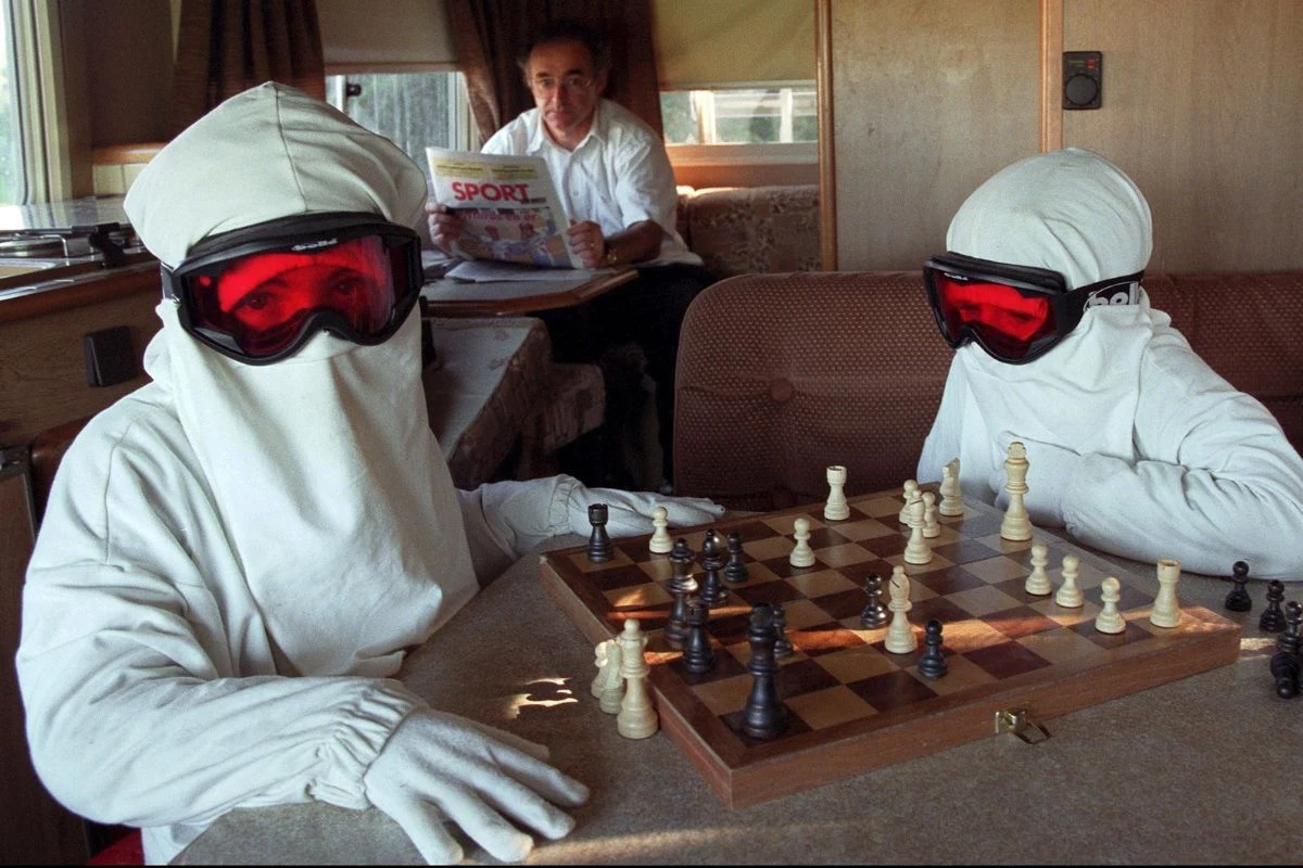 Chorzy z Xeroderma pigmentosum muszą stosować ochronną odzież, by nie doszło do uszkodzenia skóry pod wpływem słońca