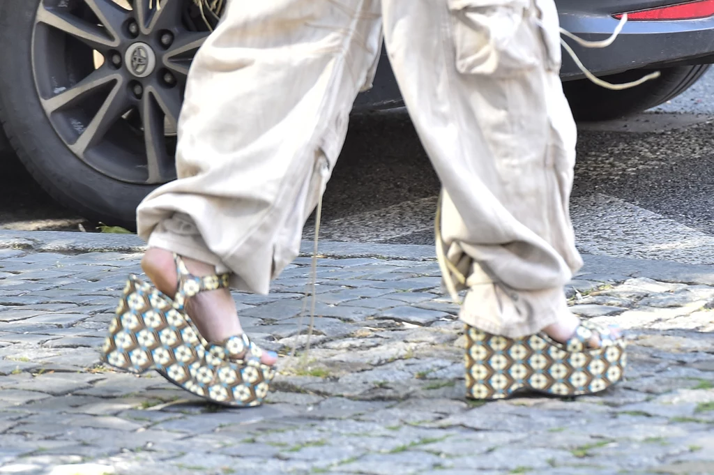 Wielokrotnie mogliśmy podziwiać Monikę Olejnik w tych butach. Tym razem postanowiła dopełnić nimi codzienny look 