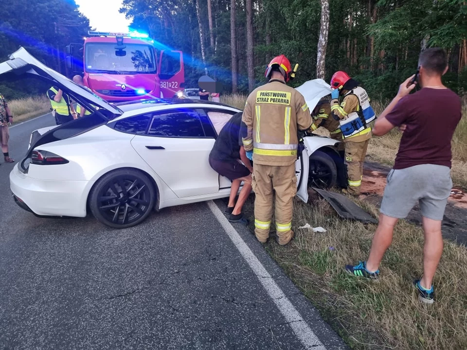 Radiowóz zderzył się z Teslą Fot. OSP KSRG Święciechowa @Facebook 