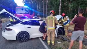 Radiowóz zderzył się z Teslą Fot. OSP KSRG Święciechowa @Facebook 