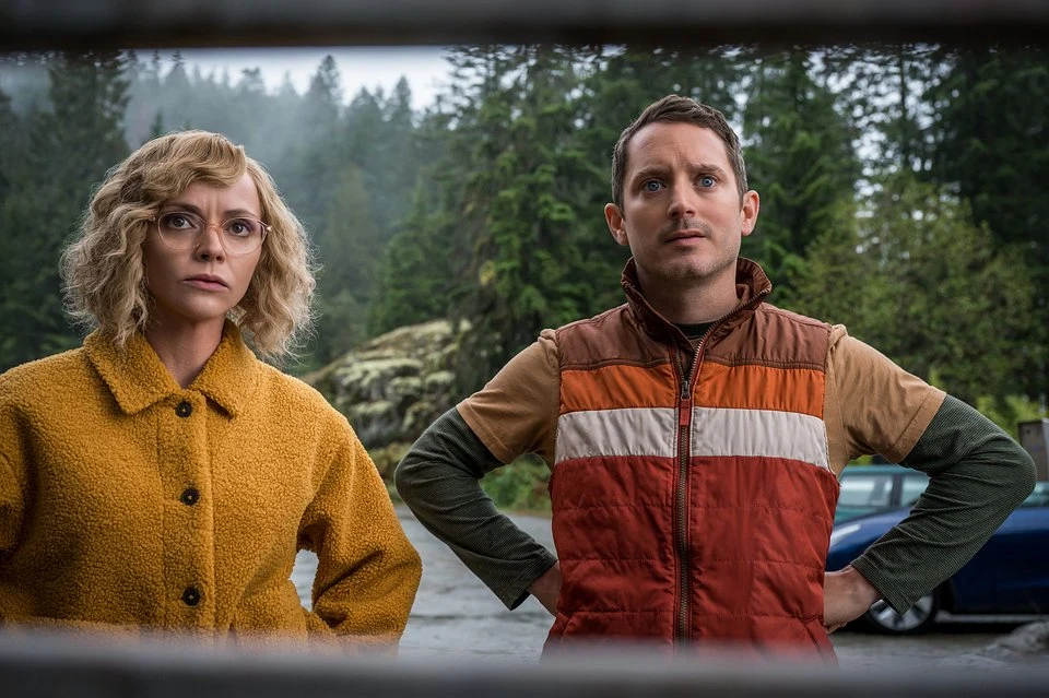 Elijah Wood (P) w drugim sezonie "Yellowjackets"