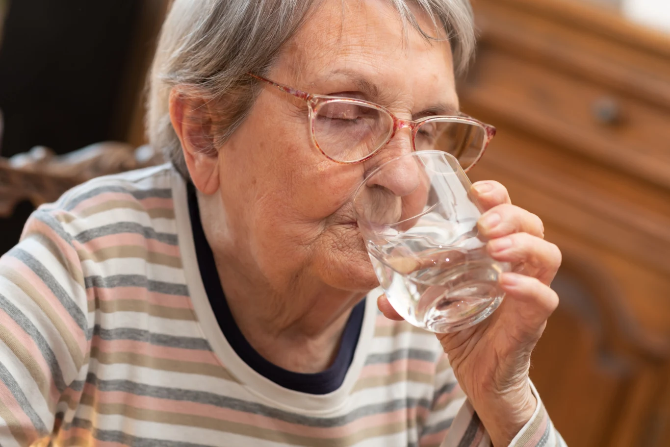 W okresie upałów powinno się pić więcej wody, niż wtedy, gdy temperatura na zewnątrz jest umiarkowana W okresie upałów powinno się pić więcej wody, niż wtedy, gdy temperatura na zewnątrz jest umiarkowana