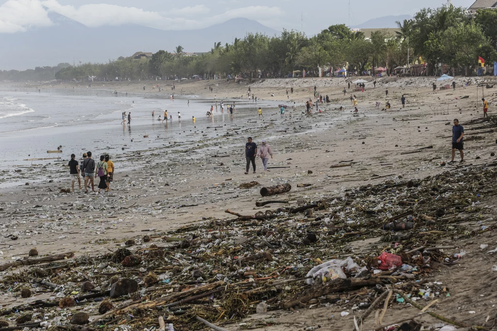Plaża Kuta jest zanieczyszczona hałdami śmieci