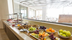 Wyglądają świeżo, ale mogą zaszkodzić. Tych owoców lepiej unikać w hotelach