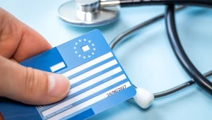 Przed wakacjami warto wyposażyć się w kartę EKUZ