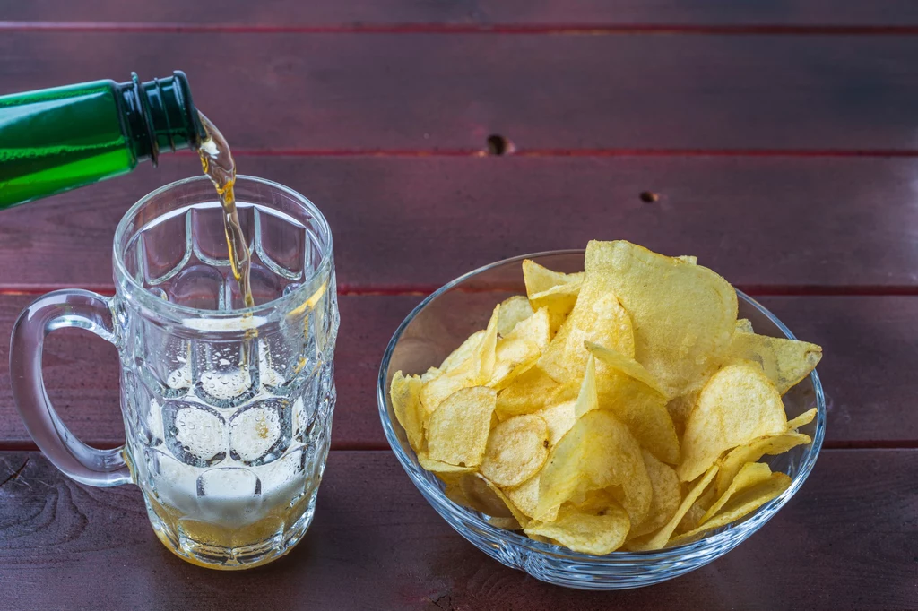 Alkohol w połączeniu z tłustymi przekąskami to prawdziwa bomba kaloryczna