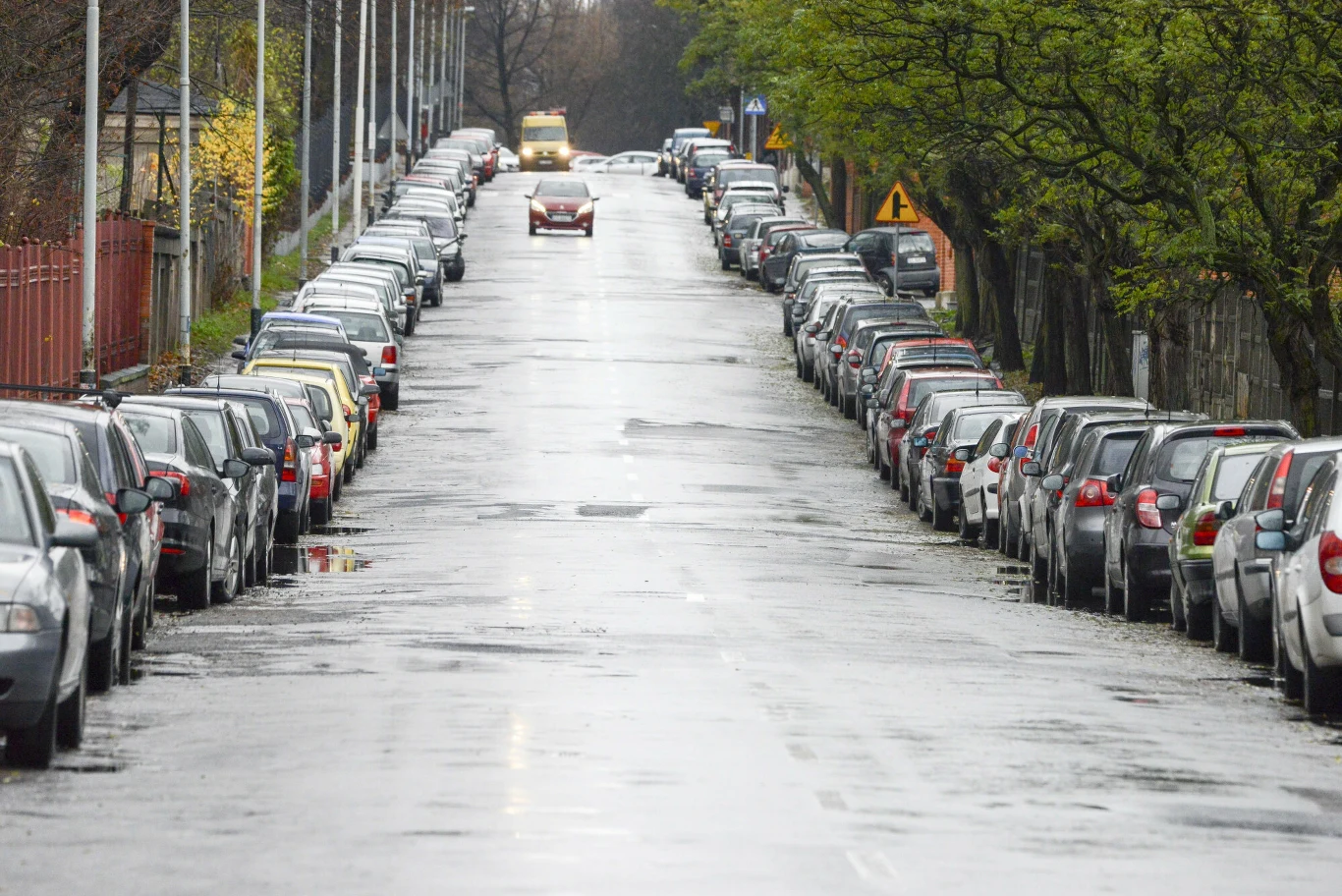 Auta zaparkowane po lewej stronie "pod prąd"
