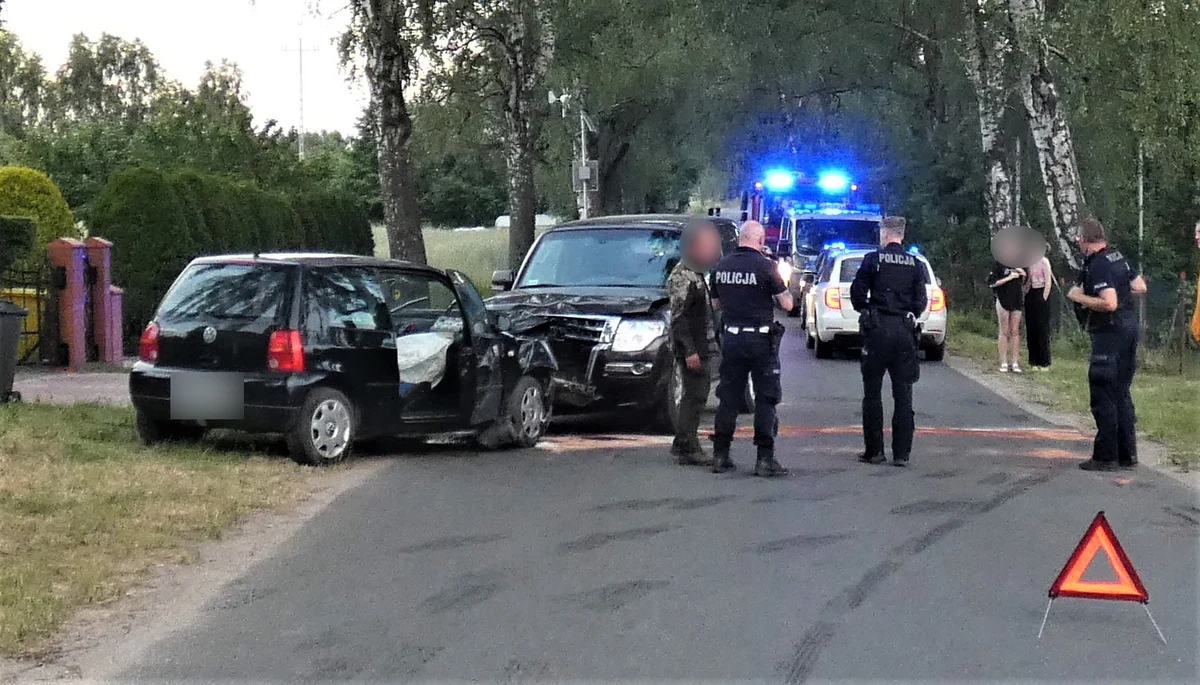 Volkswagen czołowo zderzył się z mitsubishi