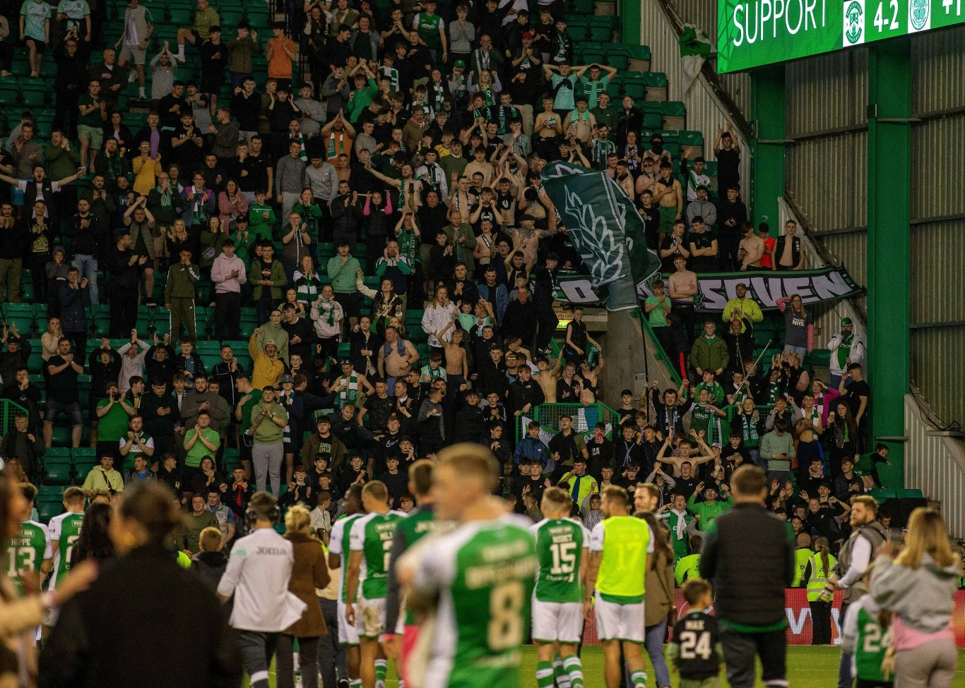 Maj 2023. Piłkarze Hibernian FC dziękują swoim fanom za doping w ostatnim meczu sezonu 