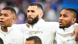 Kylian Mbappe (pierwszy z lewej) i Karim Benzema (w środku)