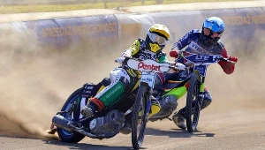 Na zdjęciu: Michael Jepsen Jensen (kask niebieski) za plecami Krzysztofa Buczkowskiego.