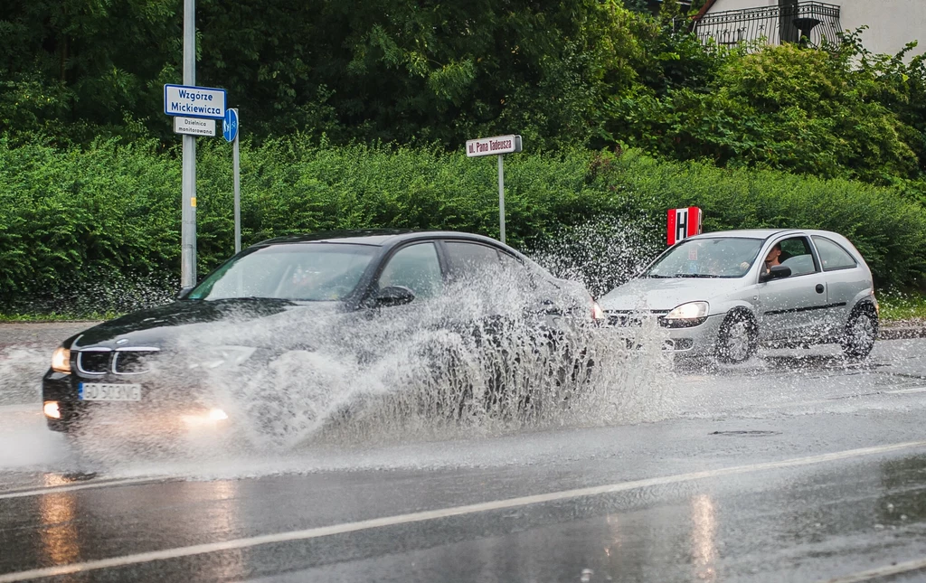 Aquaplaning w praktyce. W moment tracisz panowanie nad autem