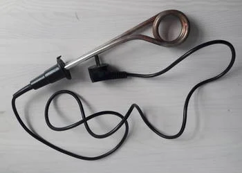 Nurkowa grzałka elektryczna do wody znajdowała się w wielu domach w czasach PRL-u Nurkowa grzałka elektryczna do wody znajdowała się w wielu domach w czasach PRL-u