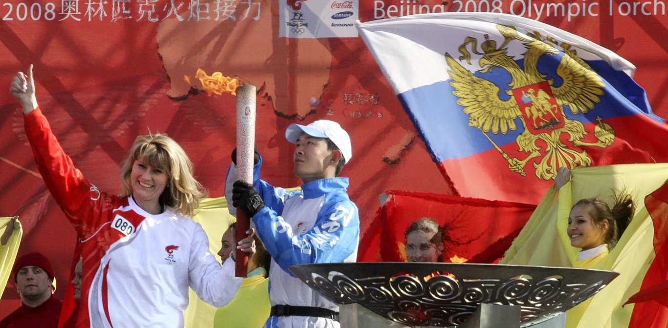 Swietłana Żurowa z ogniem olimpijskim w St. Petersburgu