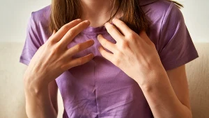 Przyczyną nadpotliwości mogą być silne emocje, zaburzenia lękowe, ale też choroby jak cukrzyca czy dna moczanowa