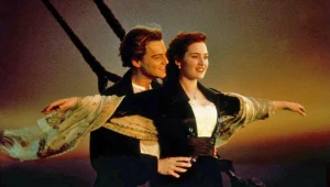 Leonardo DiCaprio i Kate Winslet w scenie z filmu "Titanic"