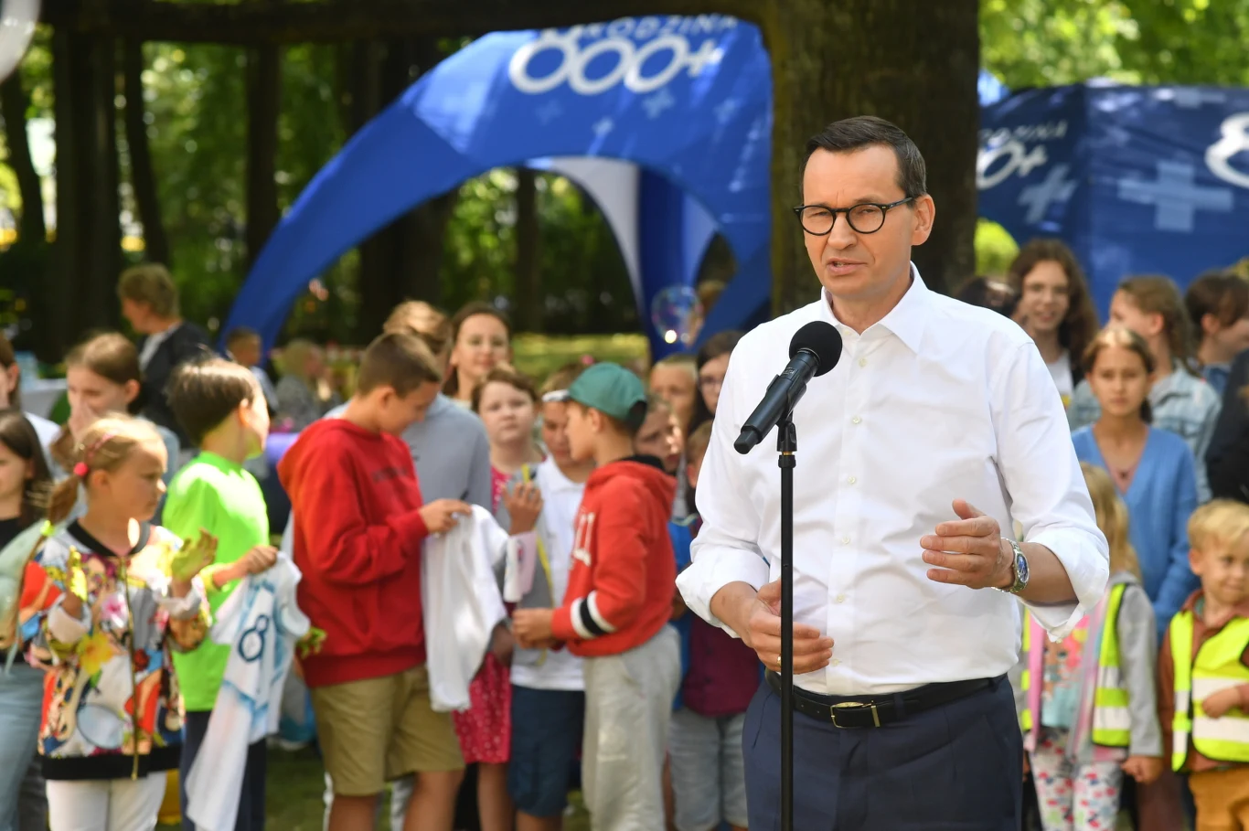 Rząd przyjął projekt nowelizacji ustawy o 500 plus. Od kiedy wzrośnie świadczenie? Na zdjęciu premier Mateusz Morawiecki Rząd przyjął projekt nowelizacji ustawy o 500 plus. Od kiedy wzrośnie świadczenie? Na zdjęciu premier Mateusz Morawiecki