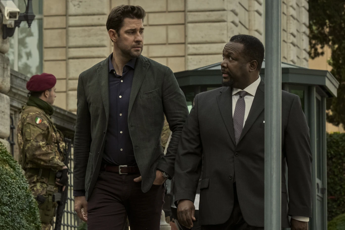 John Krasinski i Wendell Pierce w serialu "Jack Ryan" John Krasinski i Wendell Pierce w serialu "Jack Ryan"