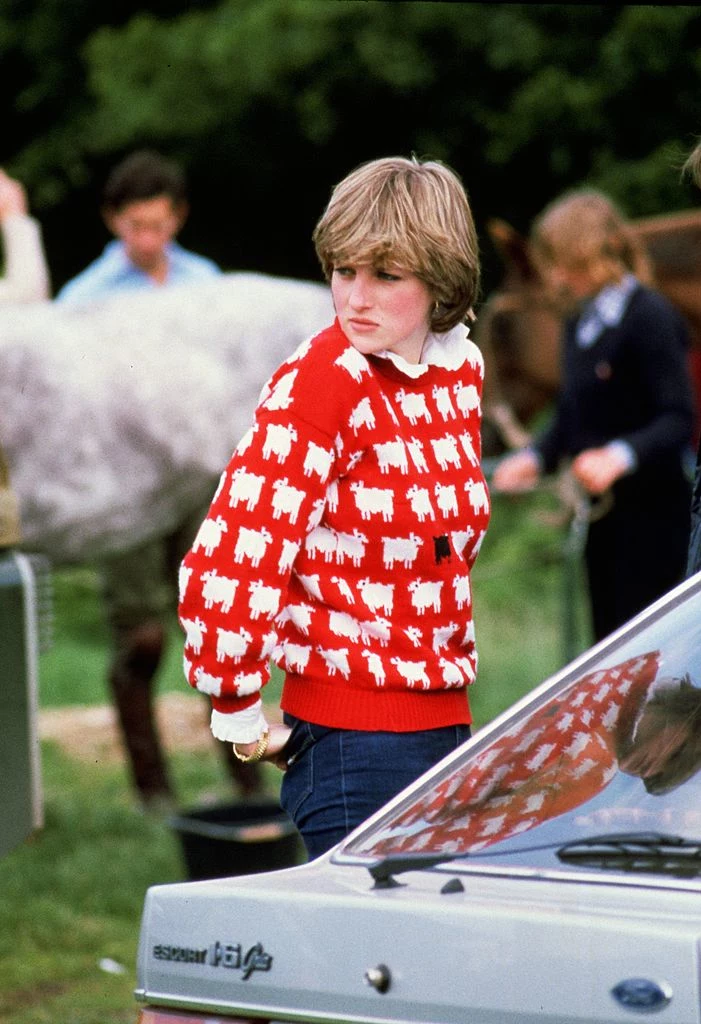 Paparazzi po raz pierwszy udało się uchwycić stylizację Diany z ikonicznym sweterkiem latem 1981 roku 