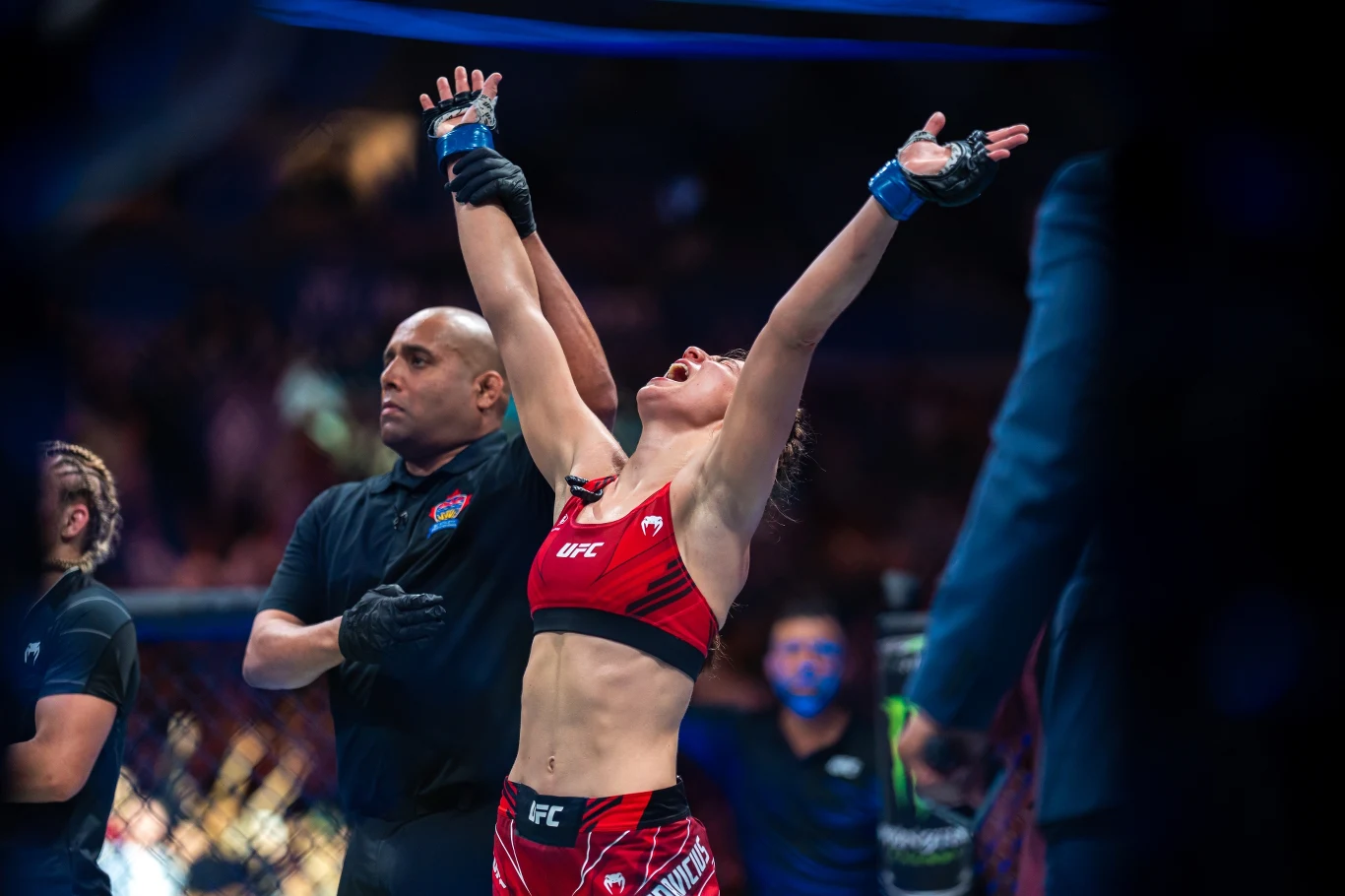 Jasmine Jasudavicius po wygranej w MMA Jasmine Jasudavicius po wygranej w MMA