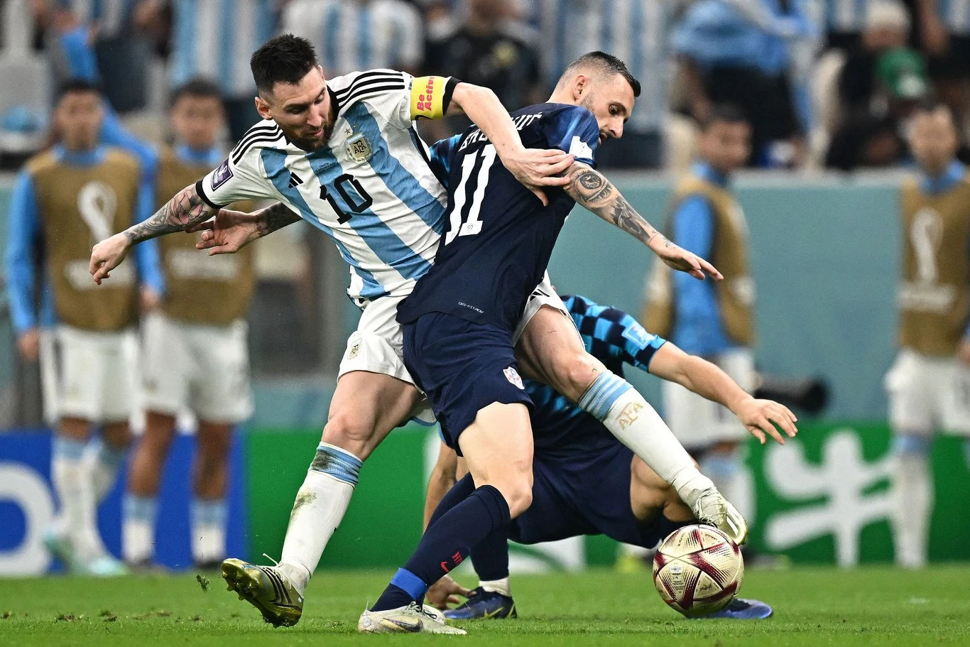 Marcelo Brozović w walce o piłkę z Leo Messim