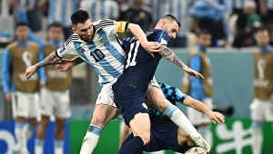 Marcelo Brozović w walce o piłkę z Leo Messim