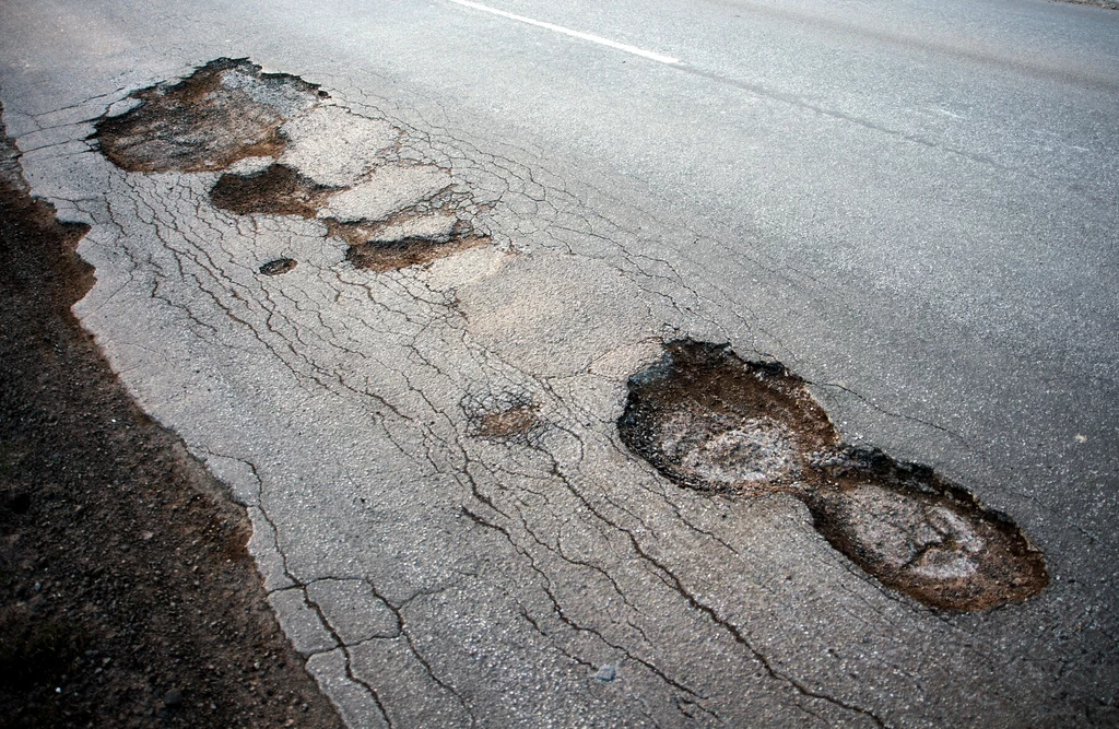 Samochody elektryczne niszczą nawierzhcnię dróg nawet dwukrotnie bardziej niż ich odpowiedniki z silnikami spalinowymi