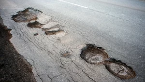 Samochody elektryczne niszczą nawierzhcnię dróg nawet dwukrotnie bardziej niż ich odpowiedniki z silnikami spalinowymi