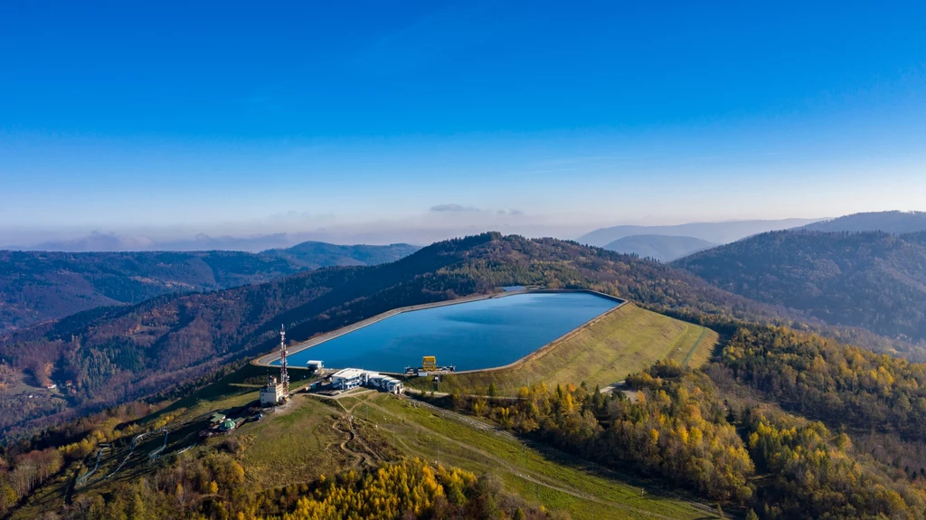 Na szczycie "Diableskiej góry Żar" znajduje się elektrownia wodna.
