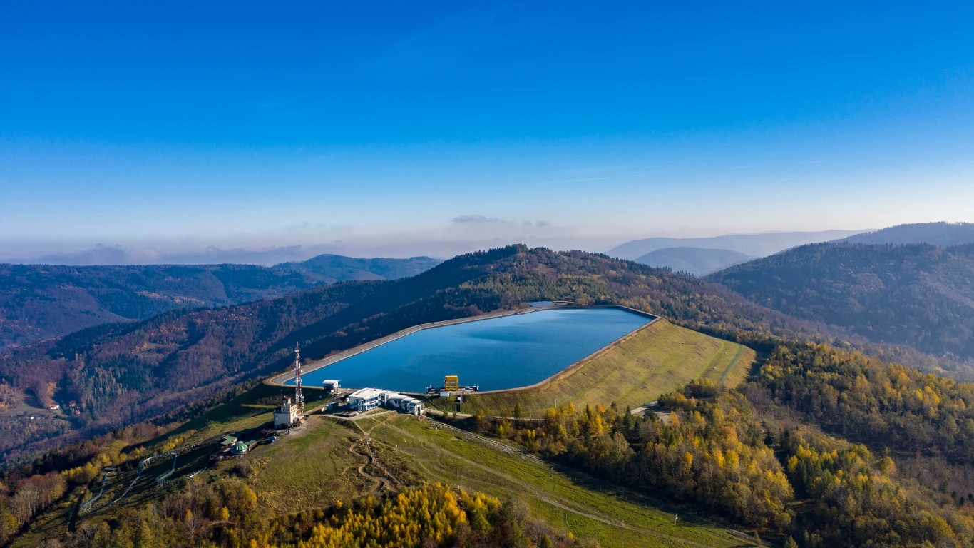 Na szczycie "Diableskiej góry Żar" znajduje się elektrownia wodna.