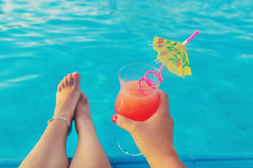 Unikaj wody z kranu w każdej postaci, w tym kostek lodu dodawanych do drinków w lokalnych barach