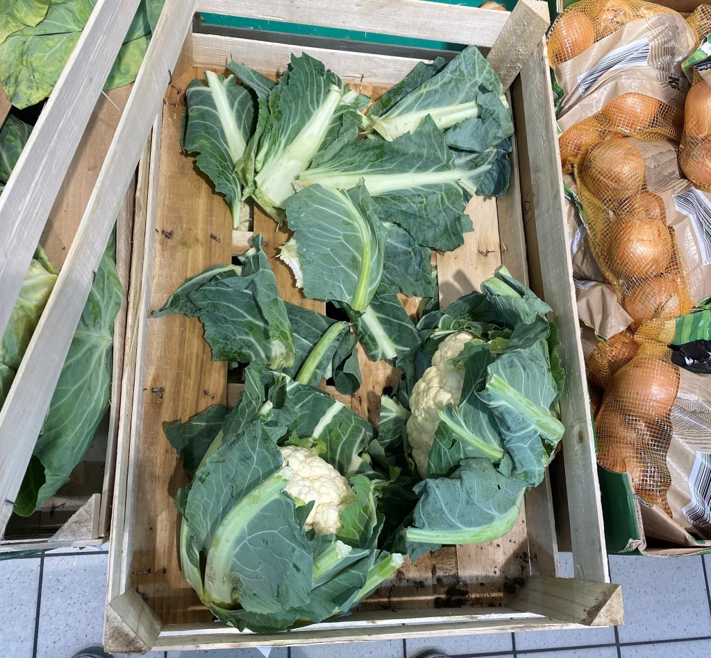 Skrzynka z oberwanymi liśćmi kalafiora w Biedronce.