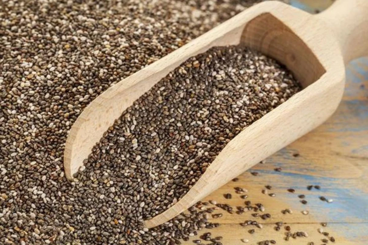 Chcąc obniżyć cholesterol, do codziennej diety warto włączyć nasiona chia, a także orzechy Chcąc obniżyć cholesterol, do codziennej diety warto włączyć nasiona chia, a także orzechy