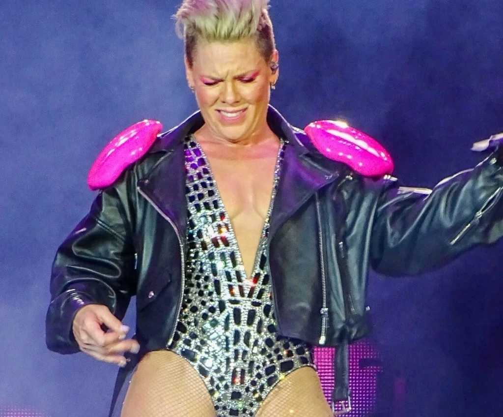 Pink obrzucona prochami zmarłej. Pink obrzucona prochami zmarłej.