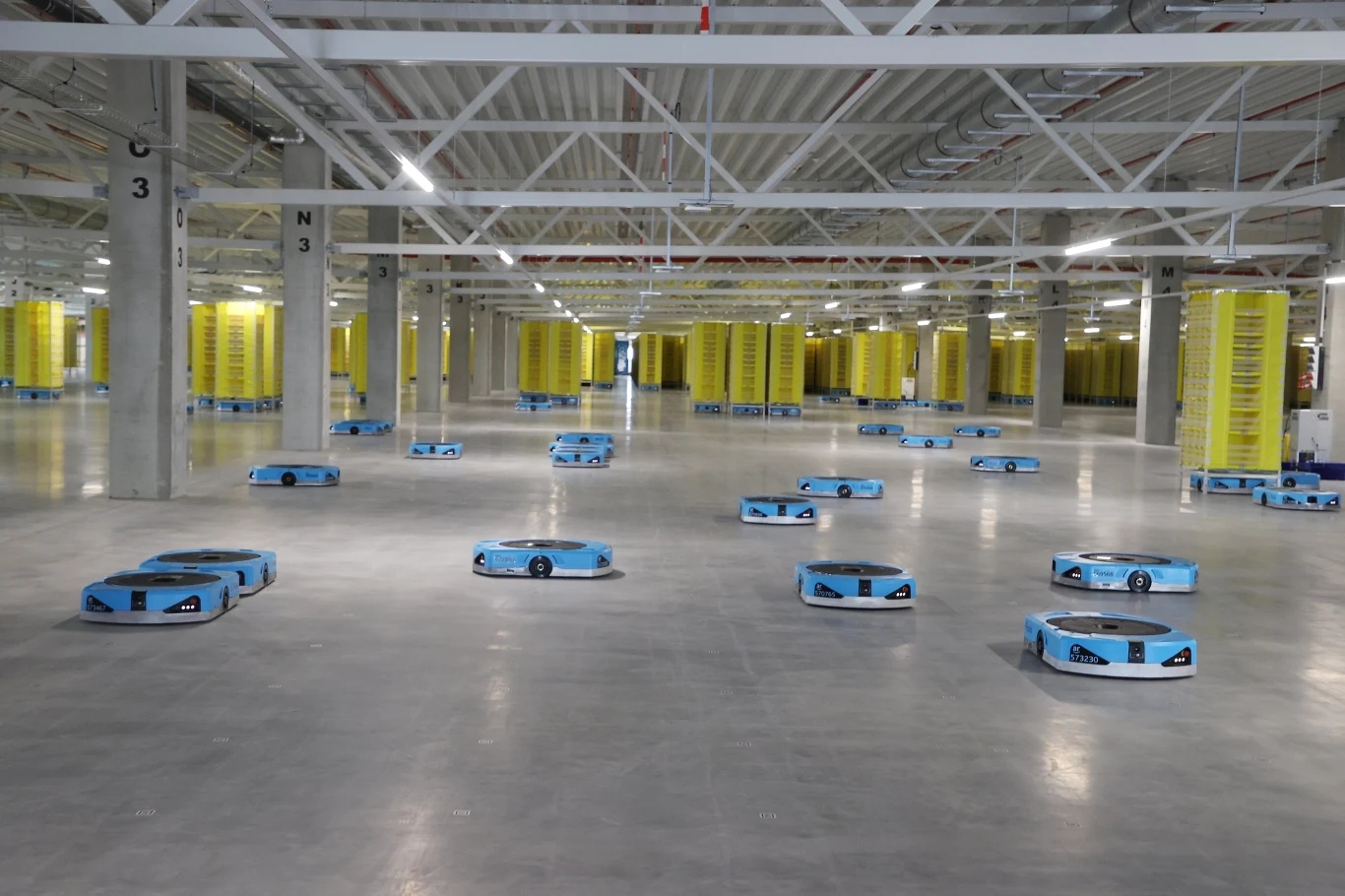 Roboty transportowe w centrum logistycznym Amazona. Będzie ich coraz więcej, a ludzi coraz mniej. Szykuje się bezrobocie z robotami? Roboty transportowe w centrum logistycznym Amazona