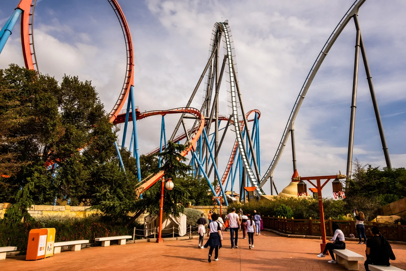 Park rozrywki, zdj. ilustracyjne 