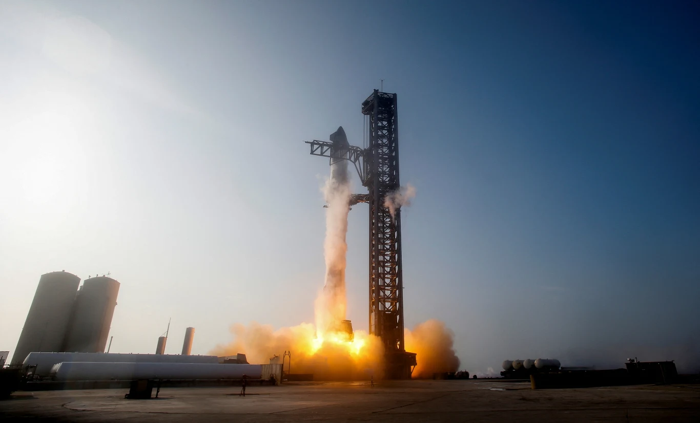 W Teksasie odbył się statyczny test ogniowy sześciu silników Starshipa 25 W Teksasie odbył się statyczny test ogniowy sześciu silników Starshipa 25