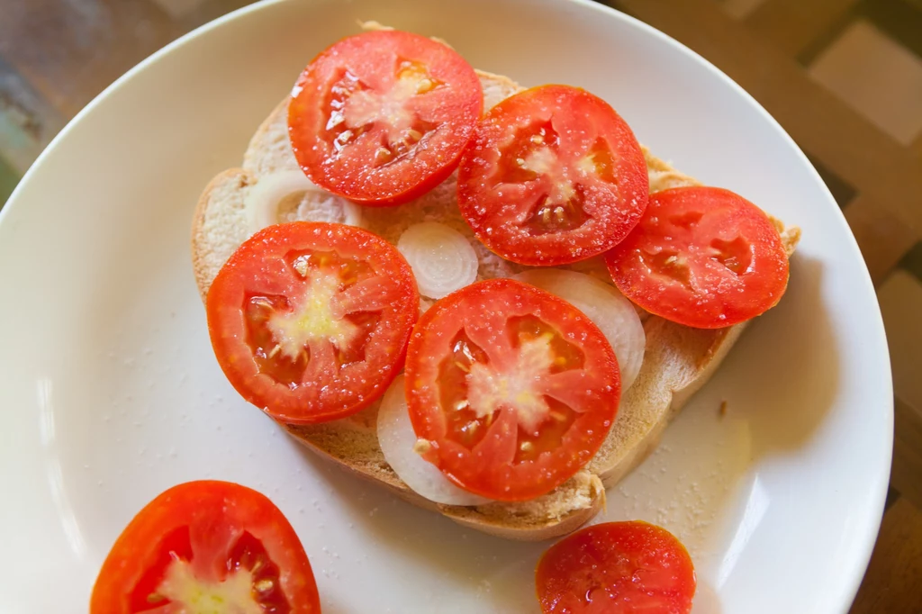 Lepiej unikać jedzenia pomidorów na czczo. Do kanapki lepiej dodać np. liść sałaty i rzodkiewkę