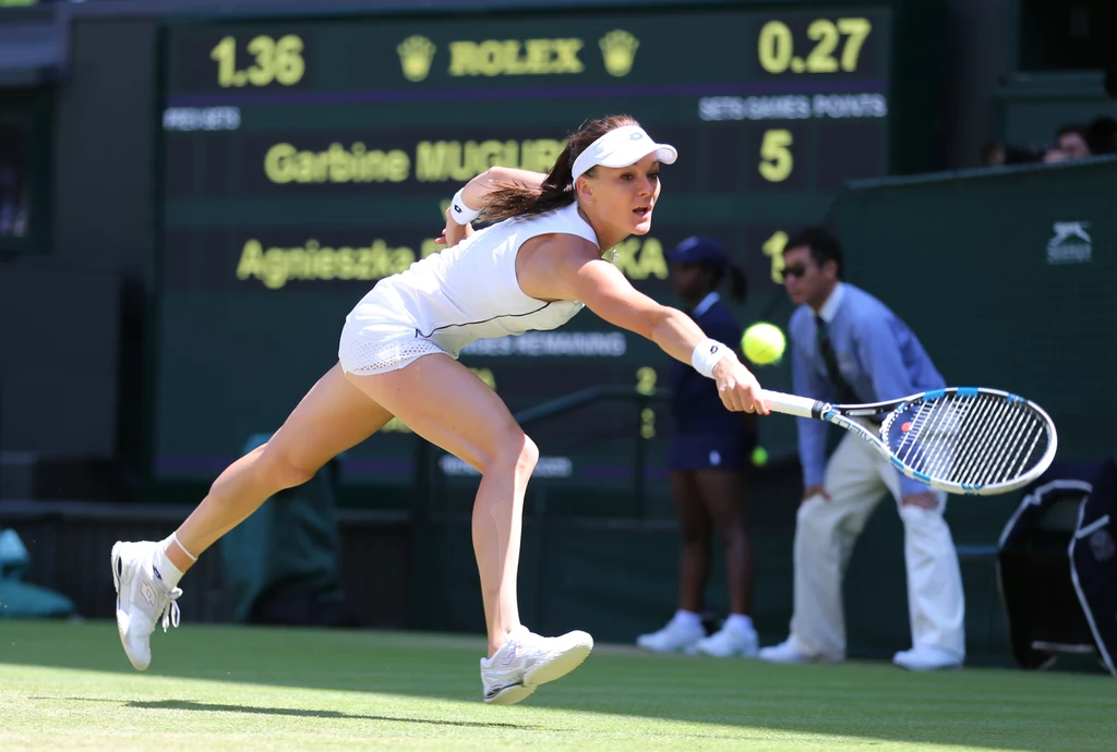 Agnieszka Radwańska podczas półfinału Wimbledonu z Gabrine Muguruzą w 2015 roku Agnieszka Radwańska podczas półfinału Wimbledonu z Gabrine Muguruzą w 2015 roku