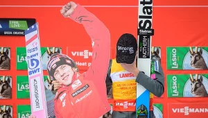 Anze Lanisek z tekturową podobizną Dawida Kubackiego