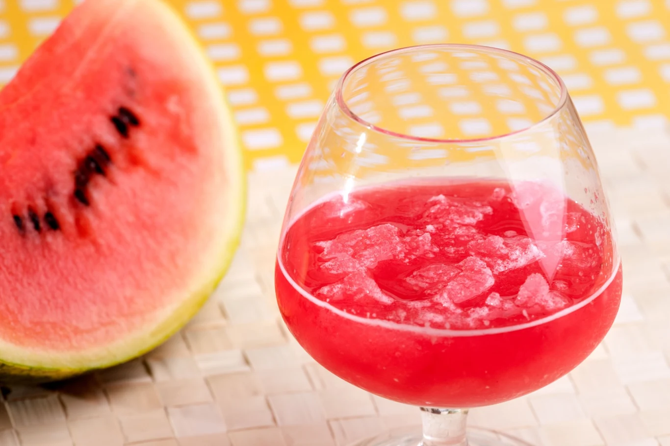 Arbuzów nie powinno się łączyć z alkoholem. Takie połączenie fatalnie wpływa na wątrobę Arbuzów nie powinno się łączyć z alkoholem. Takie połączenie fatalnie wpływa na wątrobę