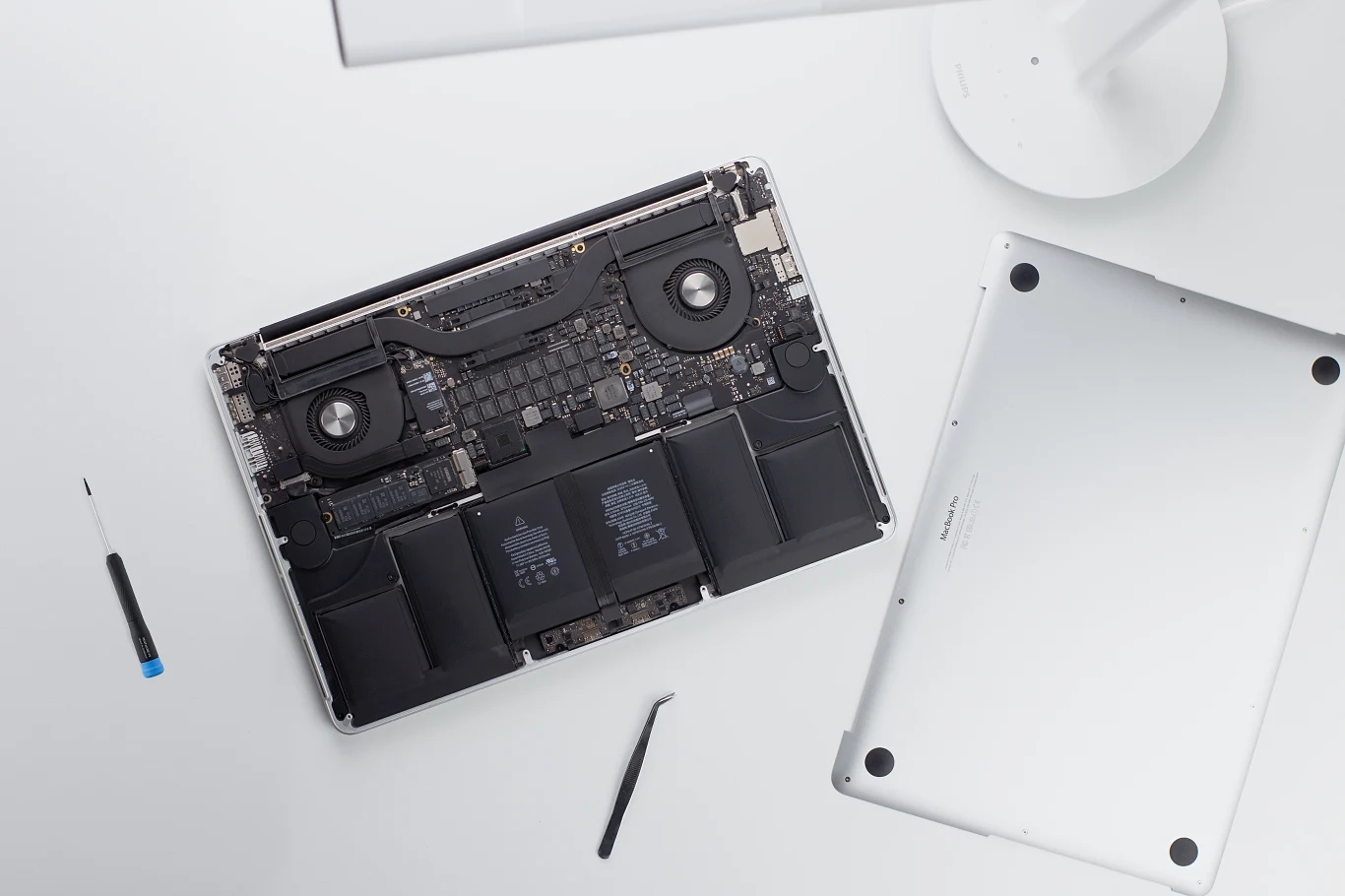 Unia Europejska chce, żeby sprzęt elektroniczny, taki jak laptopy, tablety i smartfony, wystarczał nam na dłużej. Dzięki nowym przepisom ma już nie dochodzić do sytuacji, w których po dwóch-trzech latach od zakupu elektronika potrzebowała wymiany baterii lub ta wymiana była znacznie utrudniona