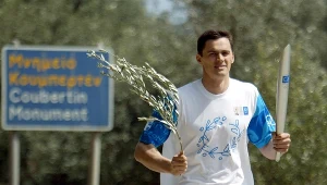 Aleksandr Popow z ogniem olimpijskim