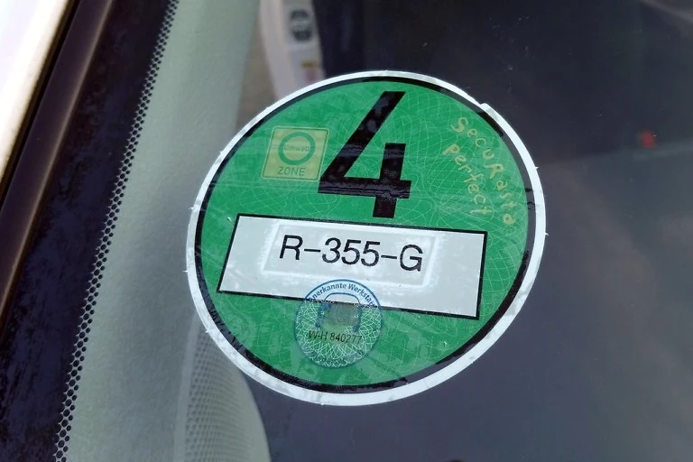 Zielona naklejka oznacza spełnianie norm emisji spalin i zezwala na wjazd do stref czystego transportu w Niemczech