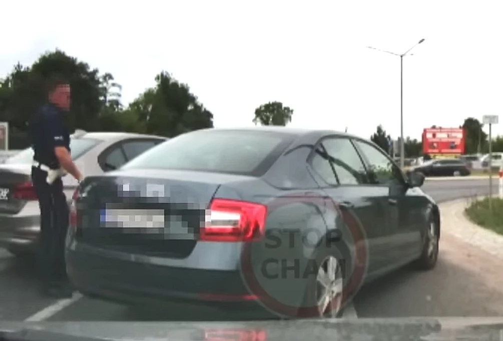 Kierowca Skody szybko pożałował swojej decyzji, kiedy obok niego zatrzymało się policyjne BMW / fot. screen Stop Cham/YouTube