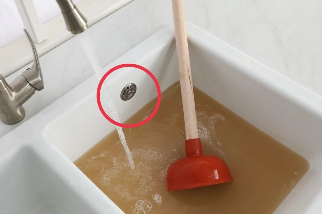 Ten otwór zablokuj podczas przepychania umywalki i zlewu