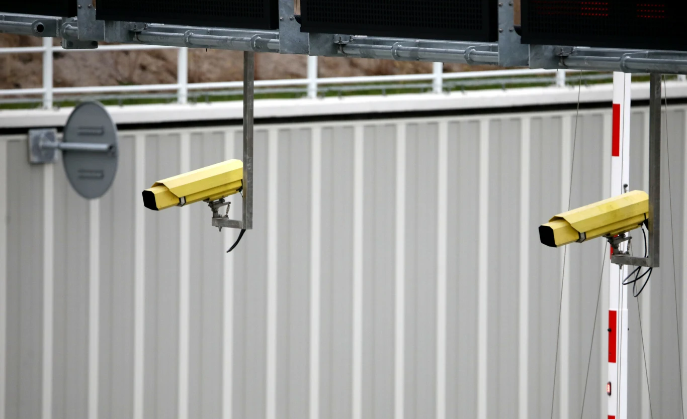 Kamery systemu odcinkowego pomiaru prędkości mają charakterystyczny kształt i kolor Kamery systemu odcinkowego pomiaru prędkości mają charakterystyczny kształt i kolor